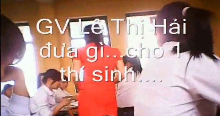 Clip này bắn tên giáo viên Lê Thị Hải (mặc váy đỏ) dạy môn tiếng Anh của trường Đồi Ngô đã có mặt ở trong phòng thi, dù không có nhiệm vụ.